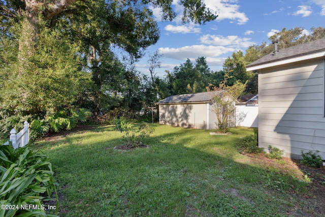 view of yard featuring a shed