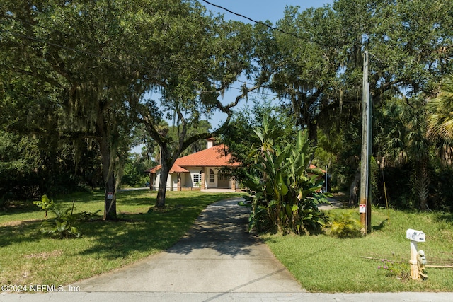 view of front of home featuring a front lawn