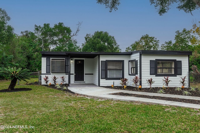 view of front of home featuring a front lawn