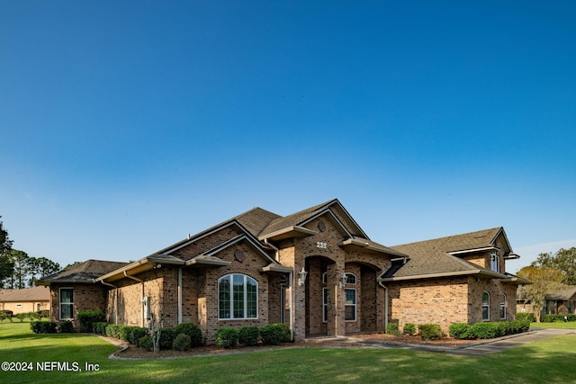 view of front of home featuring a front lawn