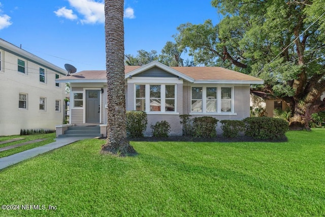 view of front facade with a front lawn