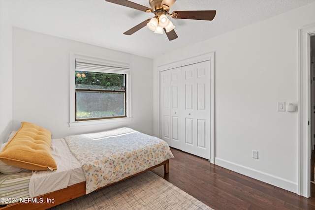 bedroom featuring a closet, a textured ceiling, dark wood-type flooring, and ceiling fan