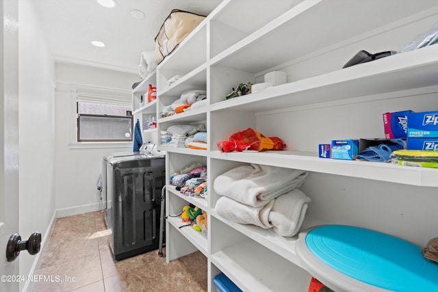 laundry room featuring light tile patterned flooring and independent washer and dryer