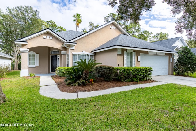 view of front of house featuring a front lawn and a garage