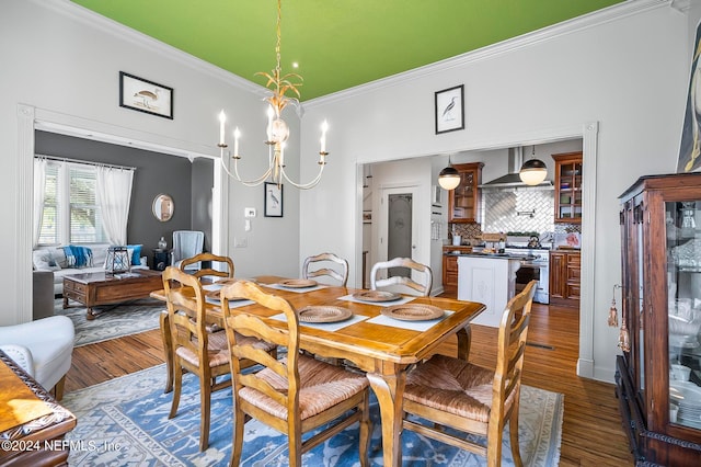 dining room featuring crown molding, dark hardwood / wood-style floors, and an inviting chandelier