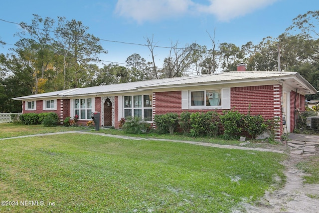 ranch-style home featuring a front lawn