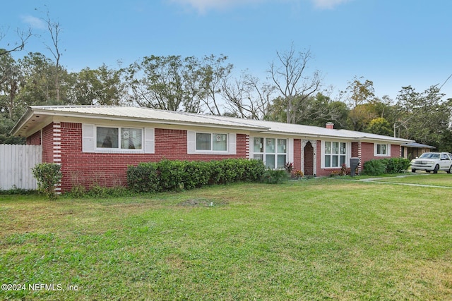 ranch-style house featuring a front yard