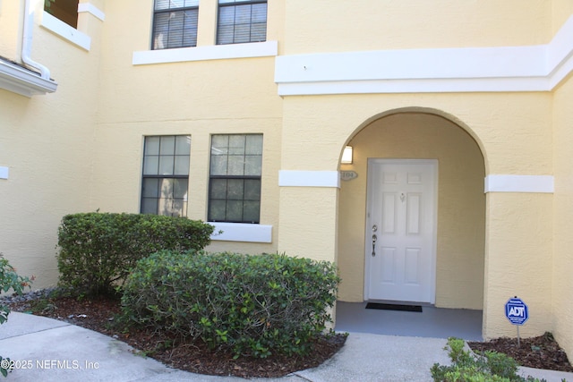 property entrance featuring stucco siding