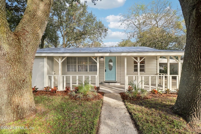 view of front of property featuring covered porch