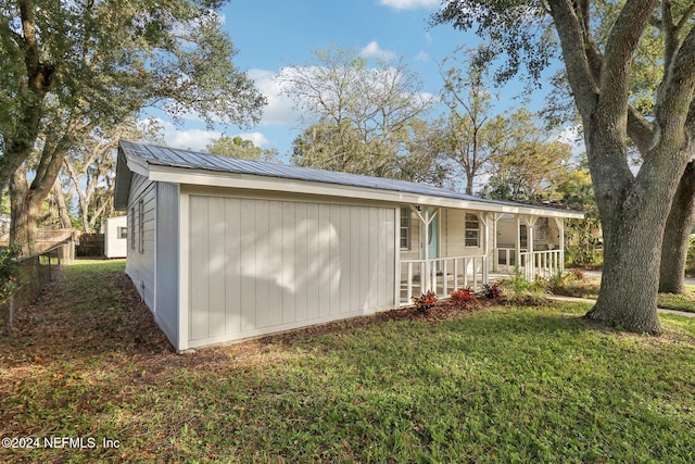 view of front facade featuring covered porch and a front yard