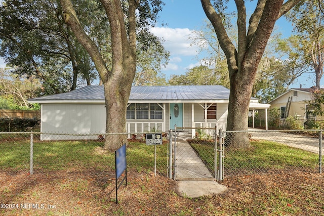 ranch-style house featuring a front yard