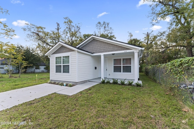 view of front of home featuring a front lawn