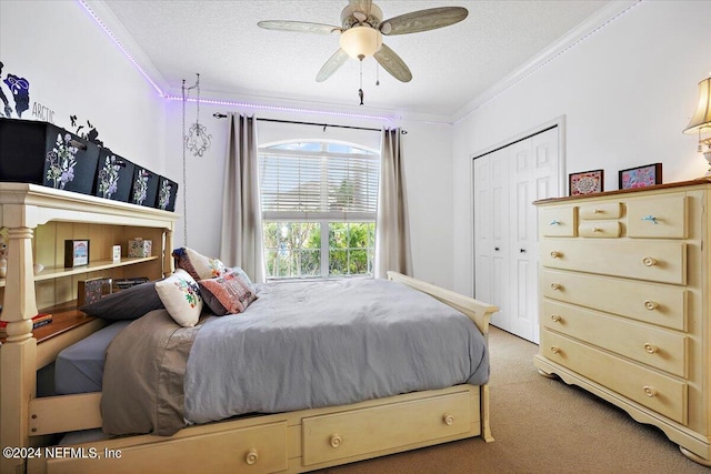 bedroom featuring a closet, ceiling fan, a textured ceiling, and carpet