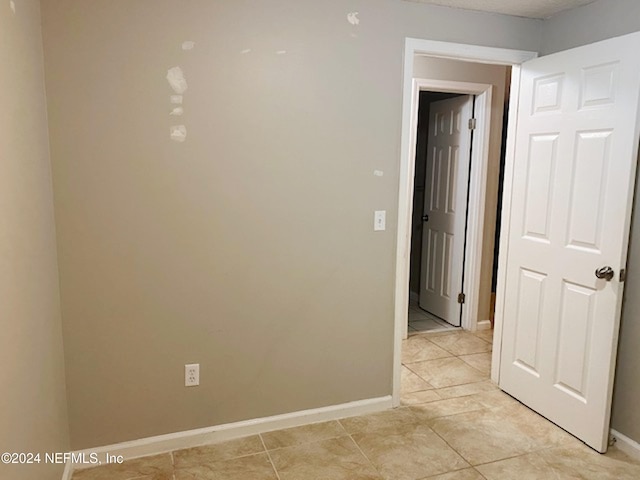 unfurnished room with light tile patterned floors