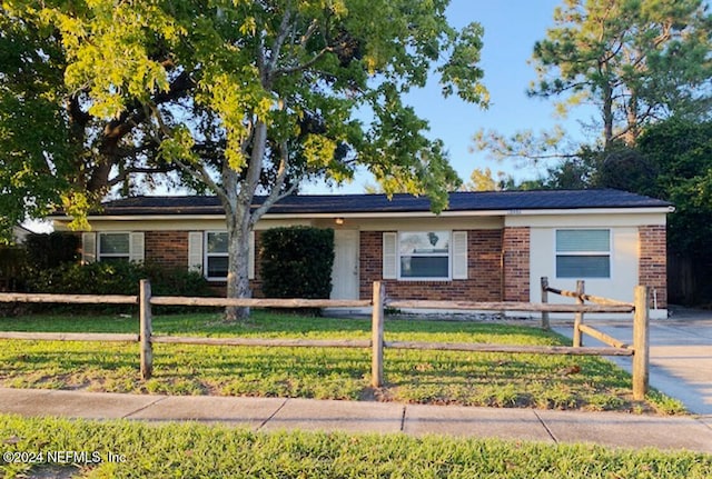 single story home featuring a front lawn