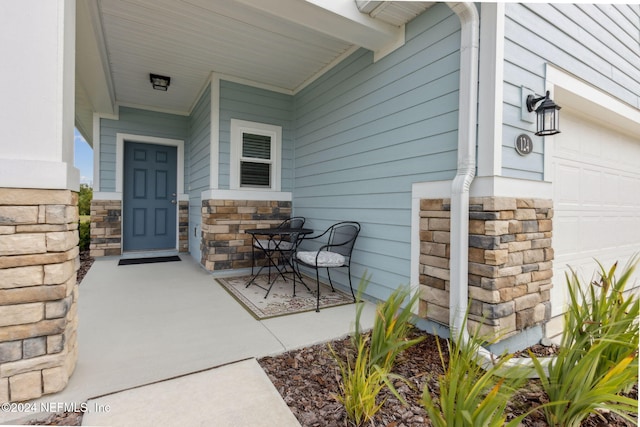 property entrance with covered porch