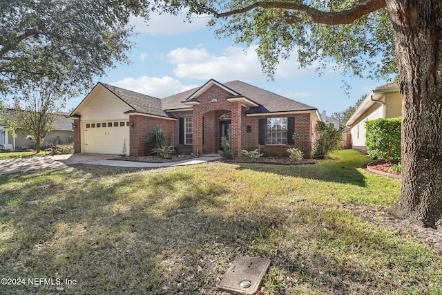 view of front of home featuring a front yard and a garage