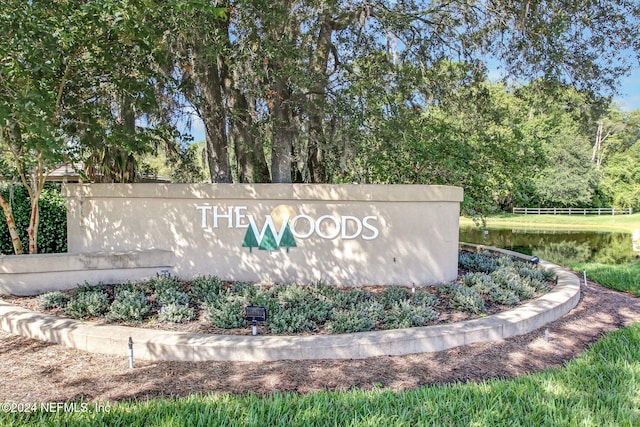 community / neighborhood sign featuring a water view