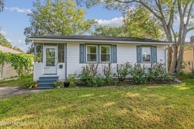 single story home with a front lawn