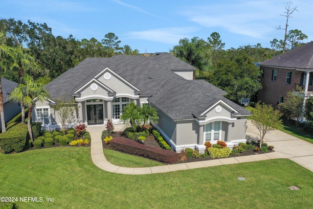 view of front of property featuring a front lawn