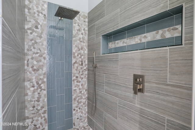 bathroom featuring a tile shower