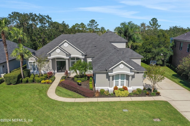 view of front facade featuring a front lawn