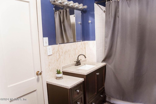 762 N Walnut St, Starke, FL 32091 - full bath featuring a shower with curtain, backsplash, and vanity