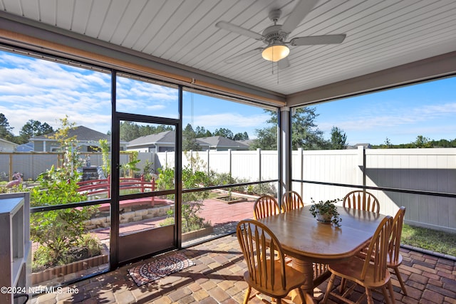 sunroom / solarium with ceiling fan