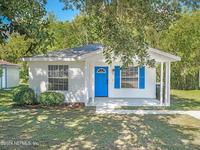 view of front of home with a patio area and a front lawn