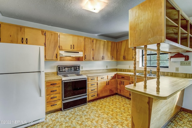 kitchen featuring range with electric cooktop, a textured ceiling, kitchen peninsula, white fridge, and a breakfast bar