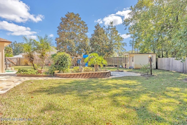 view of yard featuring a patio area