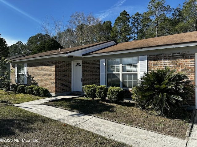 single story home with a front lawn