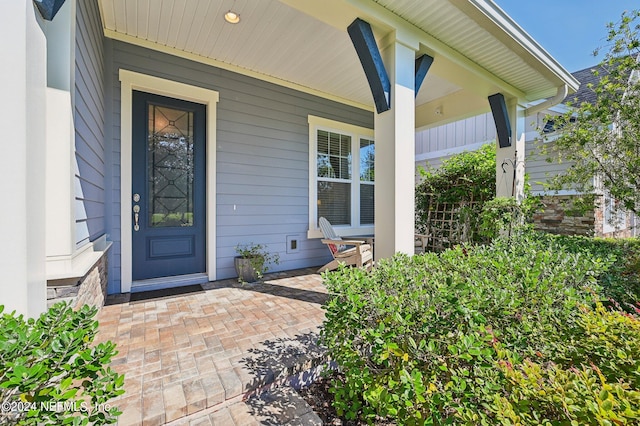 entrance to property featuring covered porch