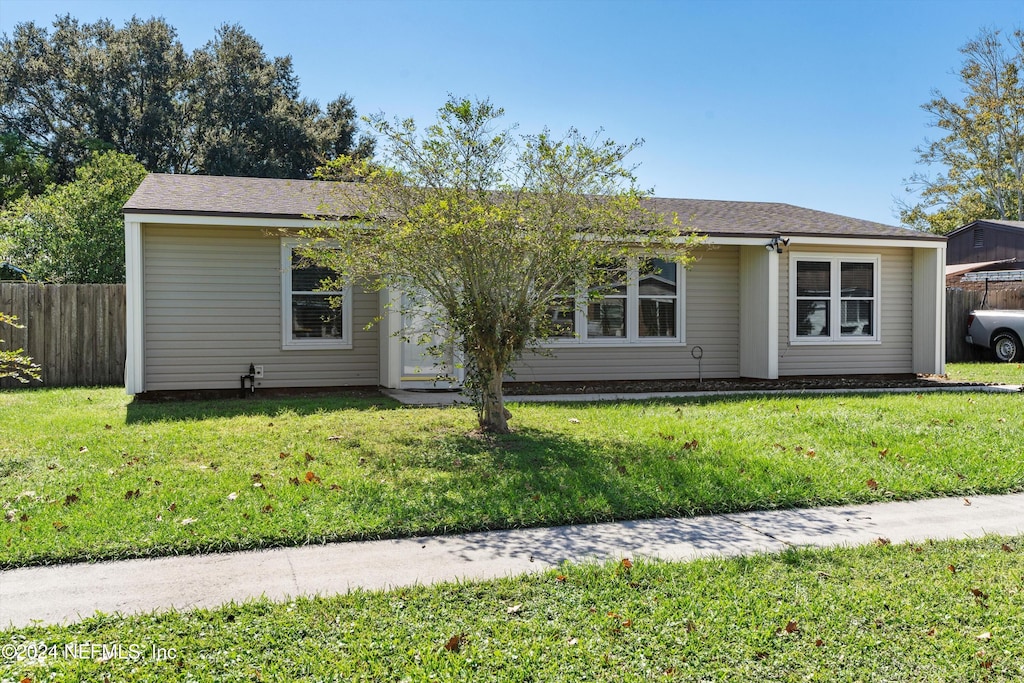 single story home with a front lawn