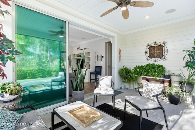 sunroom with ceiling fan