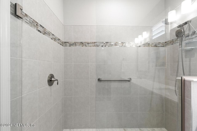 bathroom featuring tiled shower