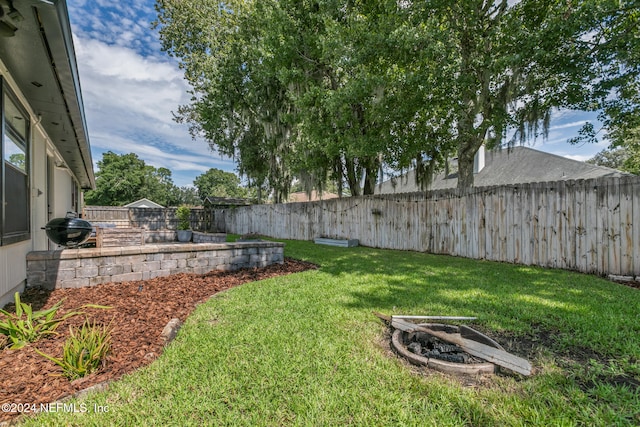 view of yard featuring a patio