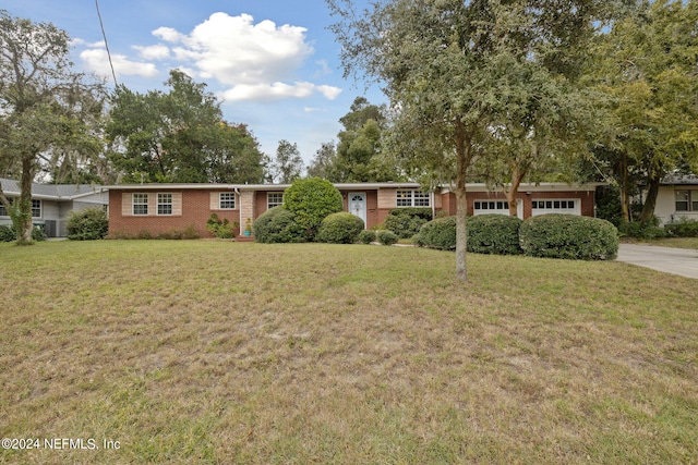 single story home featuring a front lawn