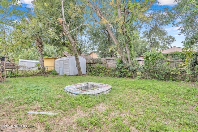 view of yard featuring a storage shed