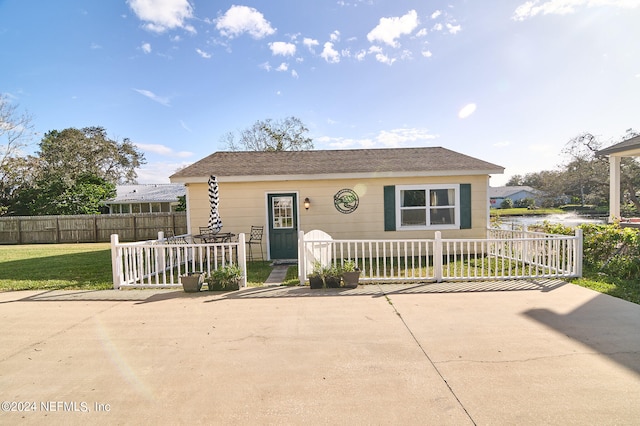 view of front of home featuring a front yard