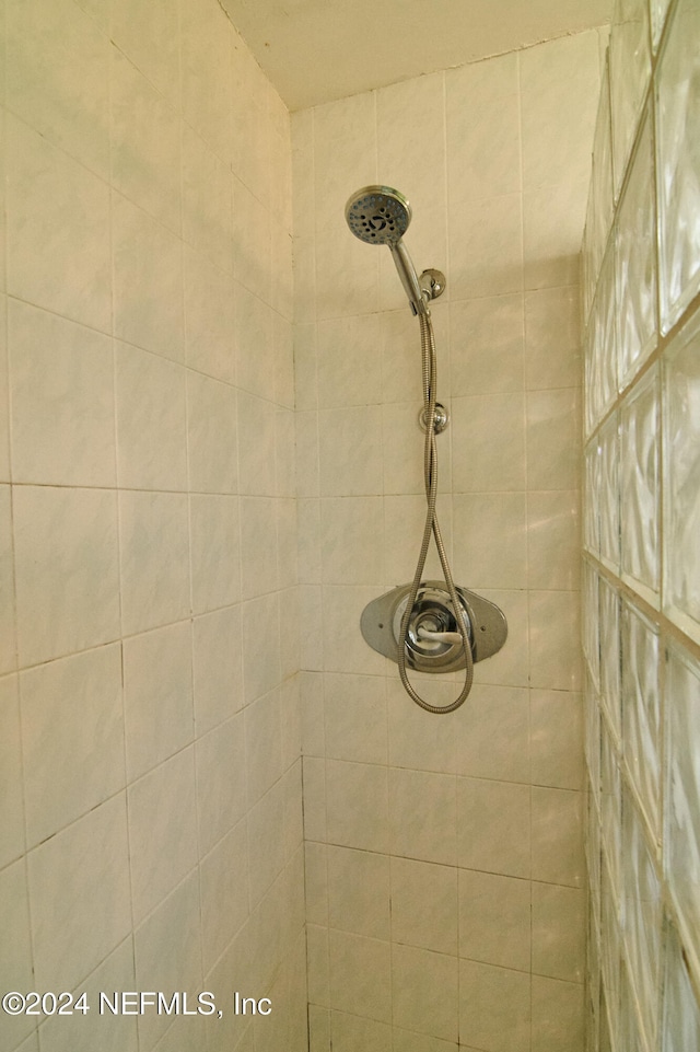 details featuring tiled shower