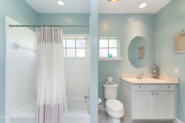 full bath featuring recessed lighting, toilet, vanity, shower / bath combo with shower curtain, and baseboards