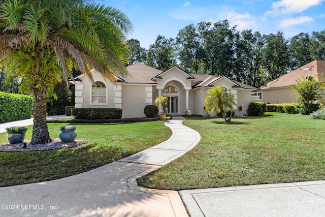 view of front facade featuring a front yard