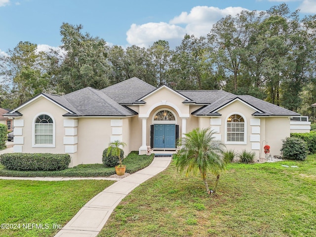 ranch-style home featuring a front lawn