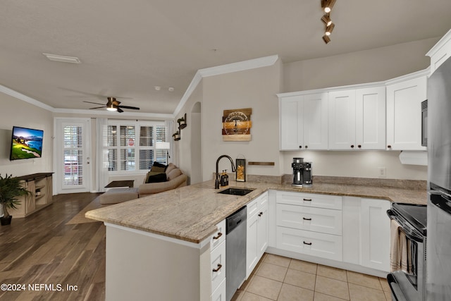 kitchen featuring sink, light wood-type flooring, kitchen peninsula, stainless steel appliances, and crown molding