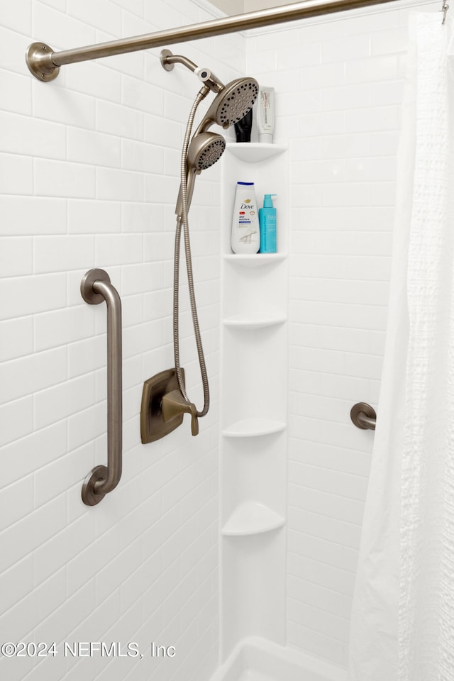 details with a shower with shower curtain