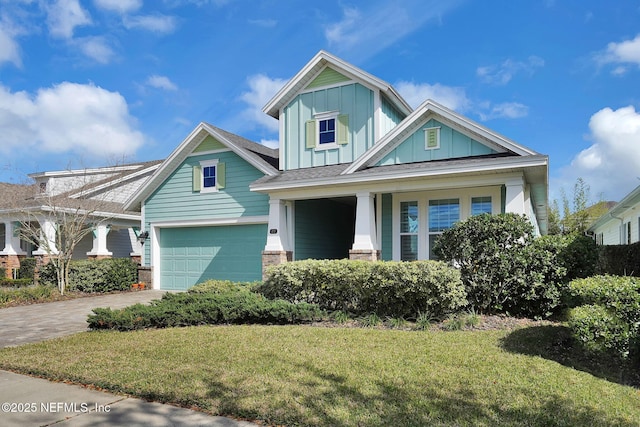 craftsman house featuring a front lawn and a garage