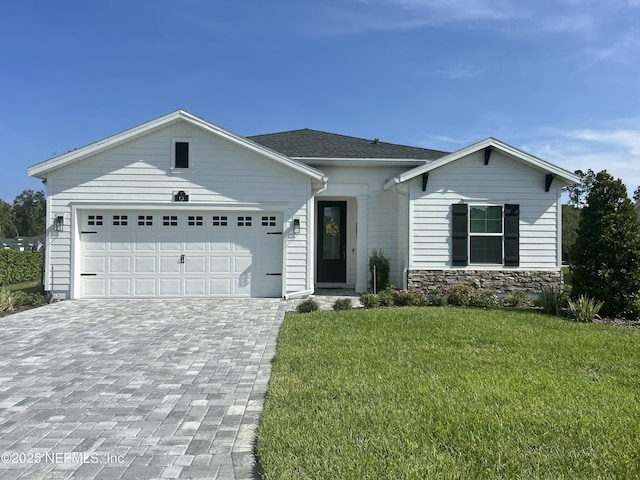 view of front of property featuring a garage and a front yard