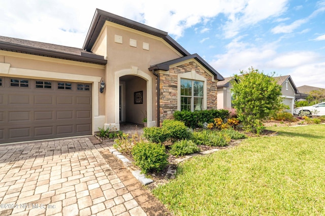 view of front of property featuring a front yard and a garage