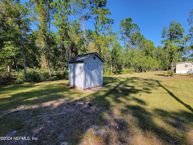 view of yard featuring a storage shed